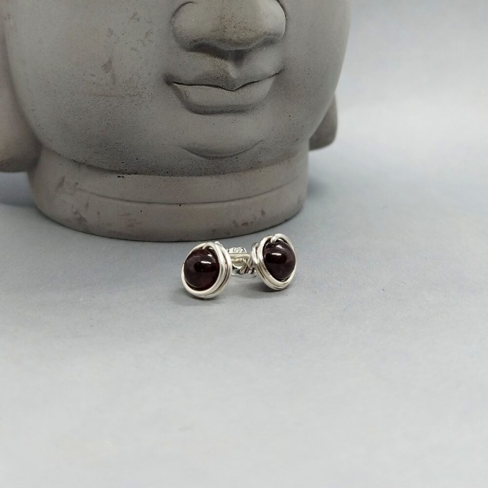 handgefertigte Ohrstecker, Silberfassung mit Granat. Ohrstecker Granat 935 Silber