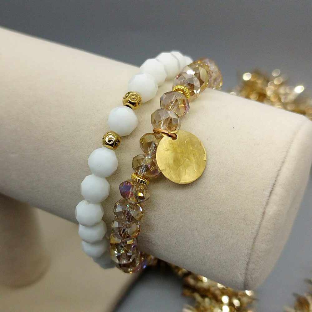 Weißes Armband mit Kristallperlen & Gold