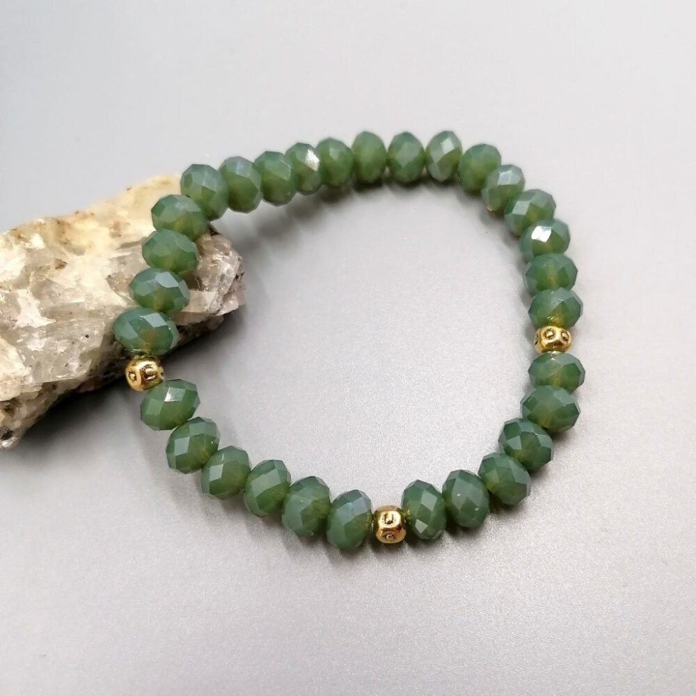Grünes Kristallarmband mit Goldakzenten