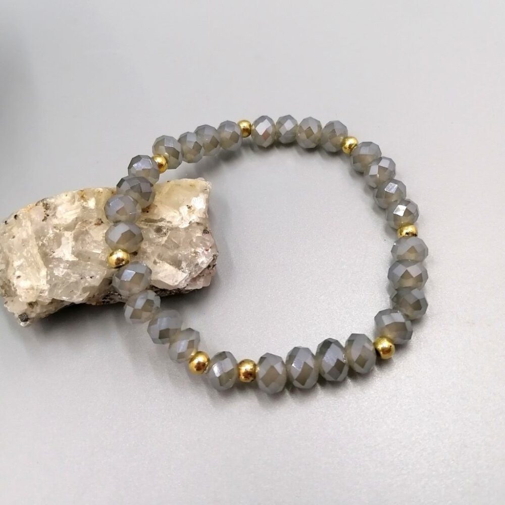 Graues Kristallarmband mit Goldakzenten