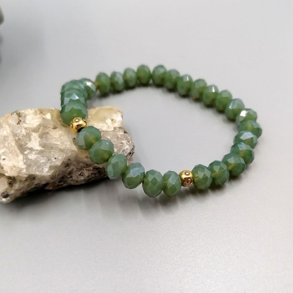 Grünes Kristallarmband mit Goldakzenten