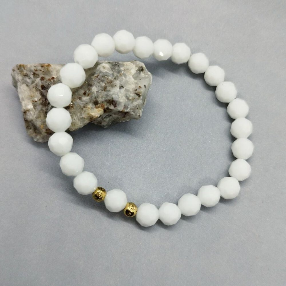 Weißes Armband mit Kristallperlen & Gold