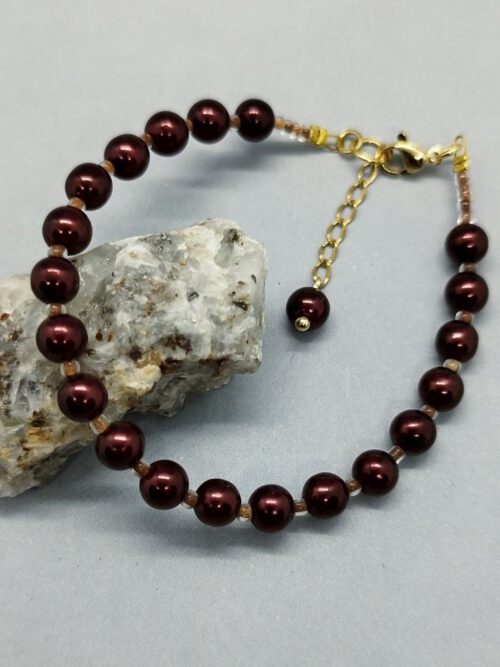 Handgefertigtes Armband aus braunen Glasperlen mit Rocailles. Handgefertigtes-Armband-aus-braunen-Glasperlen-mit-Rocailles