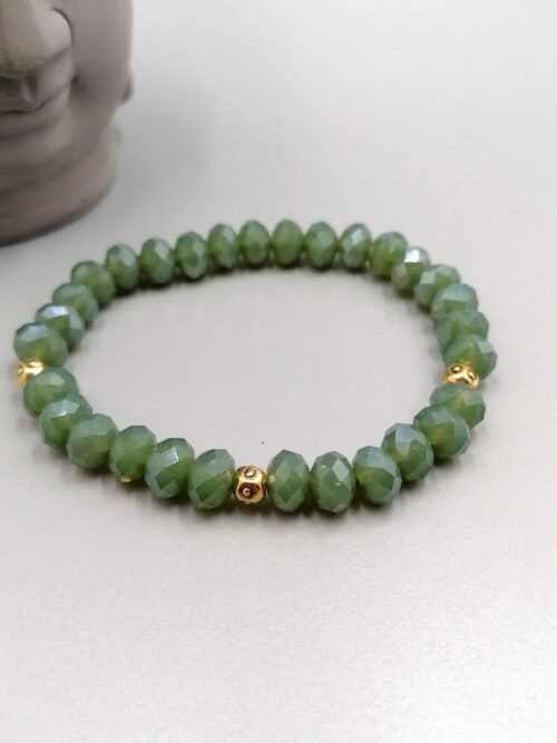 Handgefertigtes-moosgruenes-Kristallarmband-mit-goldenen-Akzenten