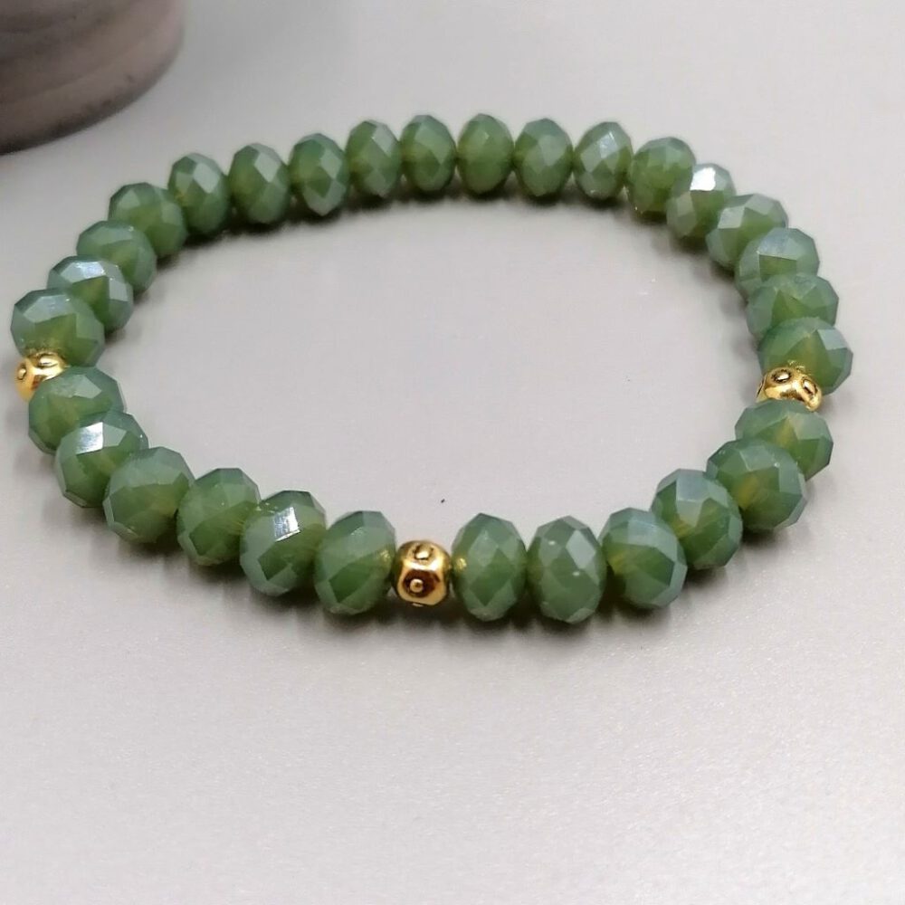 Grünes Kristallarmband mit Goldakzenten