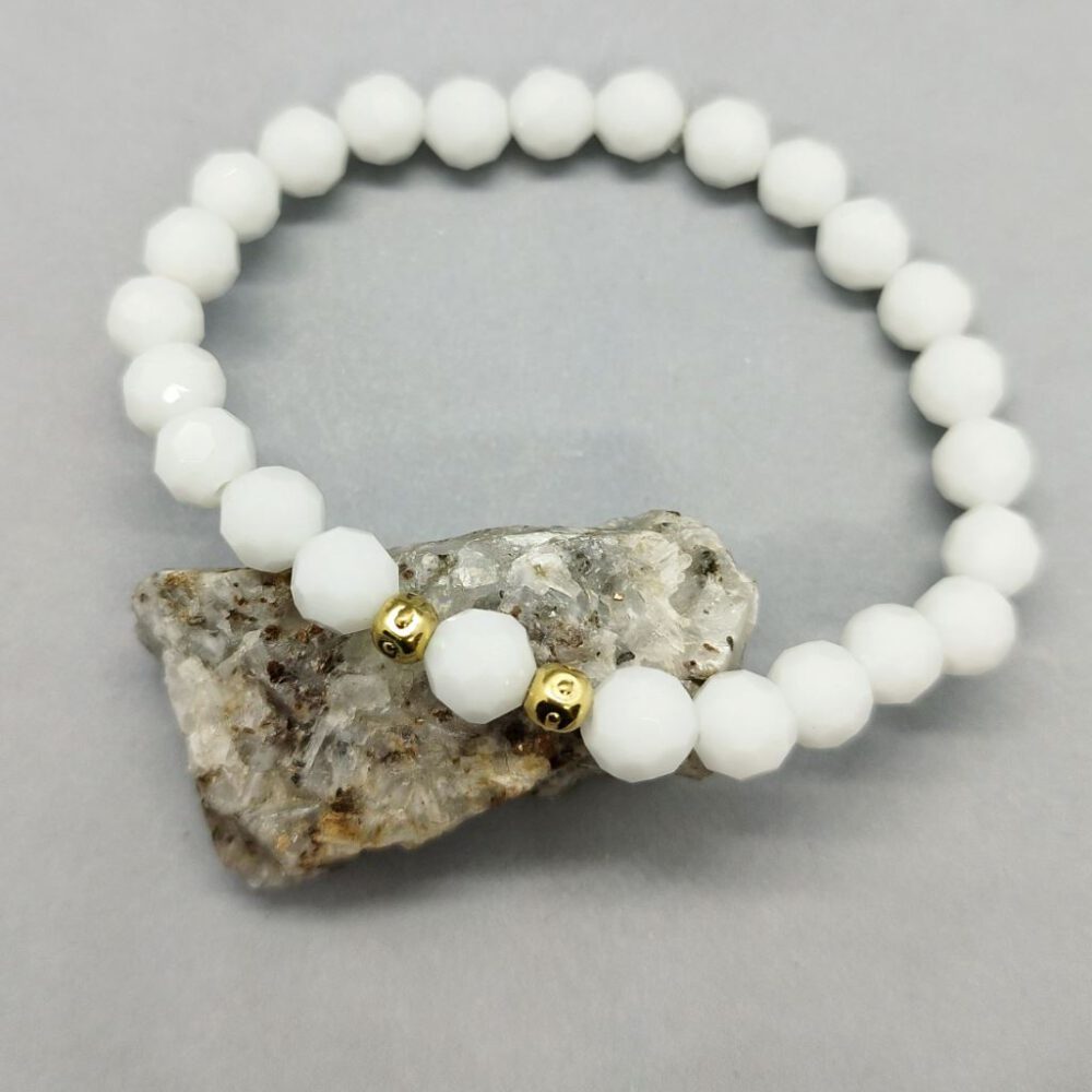 Weißes Armband mit Kristallperlen & Gold