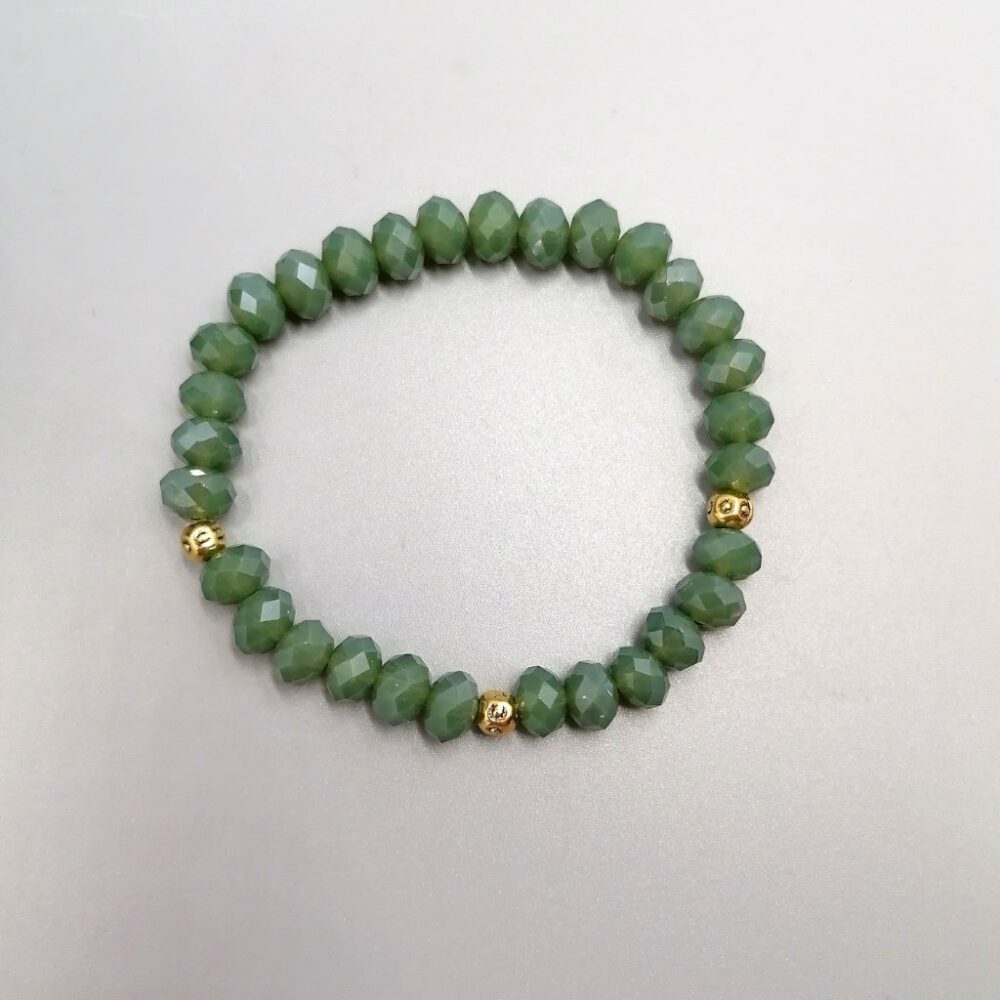 Grünes Kristallarmband mit Goldakzenten