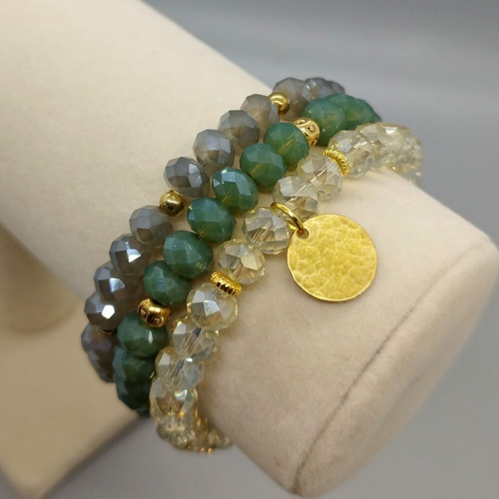 Grünes Kristallarmband mit Goldakzenten