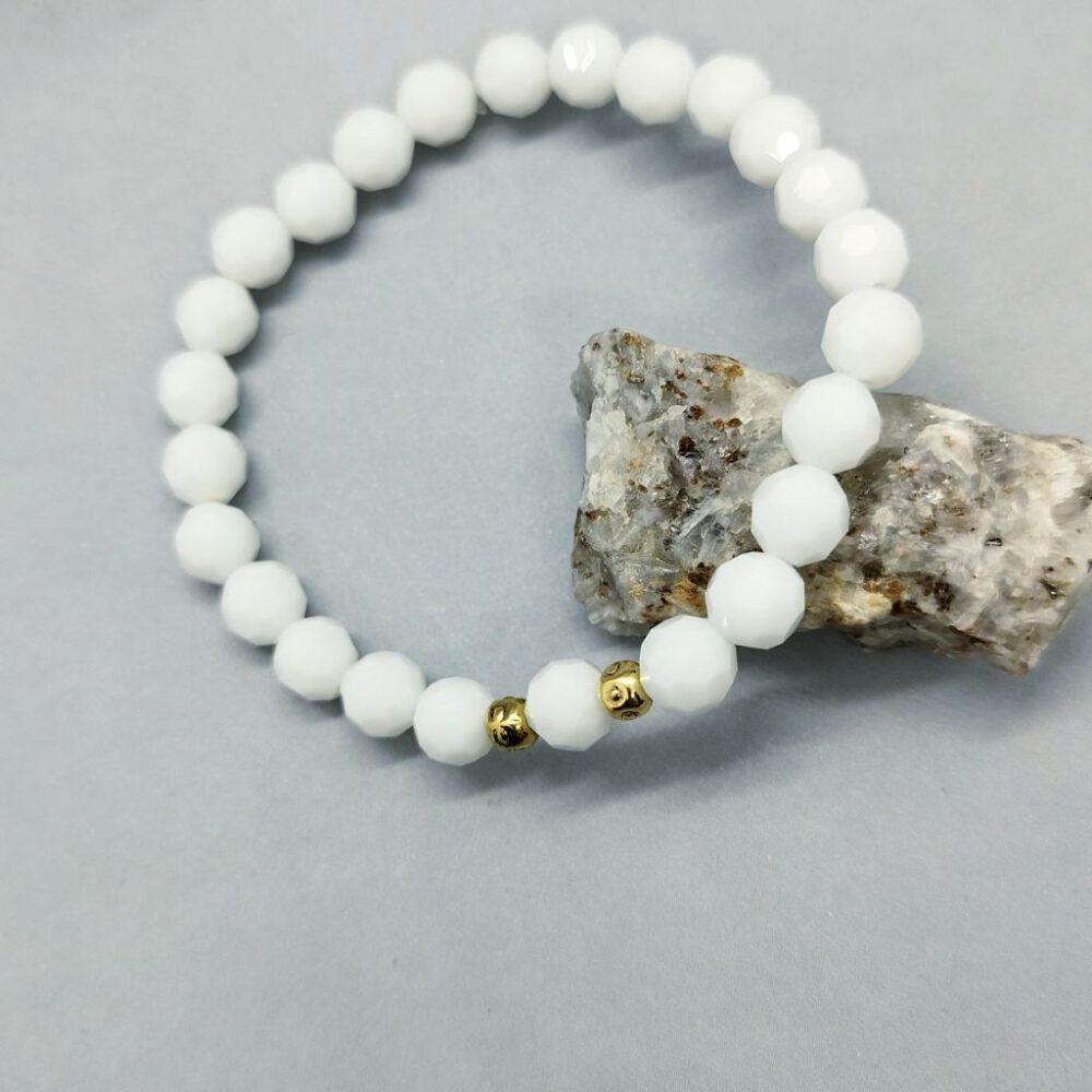 Weißes Armband mit Kristallperlen & Gold