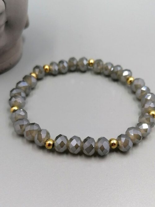 elastisches Armband aus facettierten grauen Kristallen und vergoldeten Edelstahlperlen elastisches-Armband-aus-facettierten-grauen-Kristallen-und-vergoldeten-Edelstahlperlen