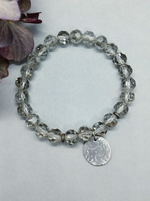 glitzerndes-Kristall-Armband-mit-silberfarbenem-Anhaenger
