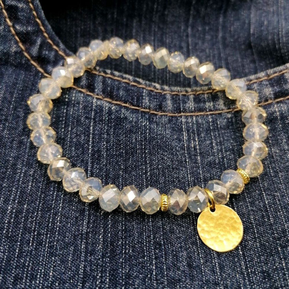 Boho-Armband mit facettierten Kristallperlen und warmem Goldton Kristall Armband mit Messing Anhänger