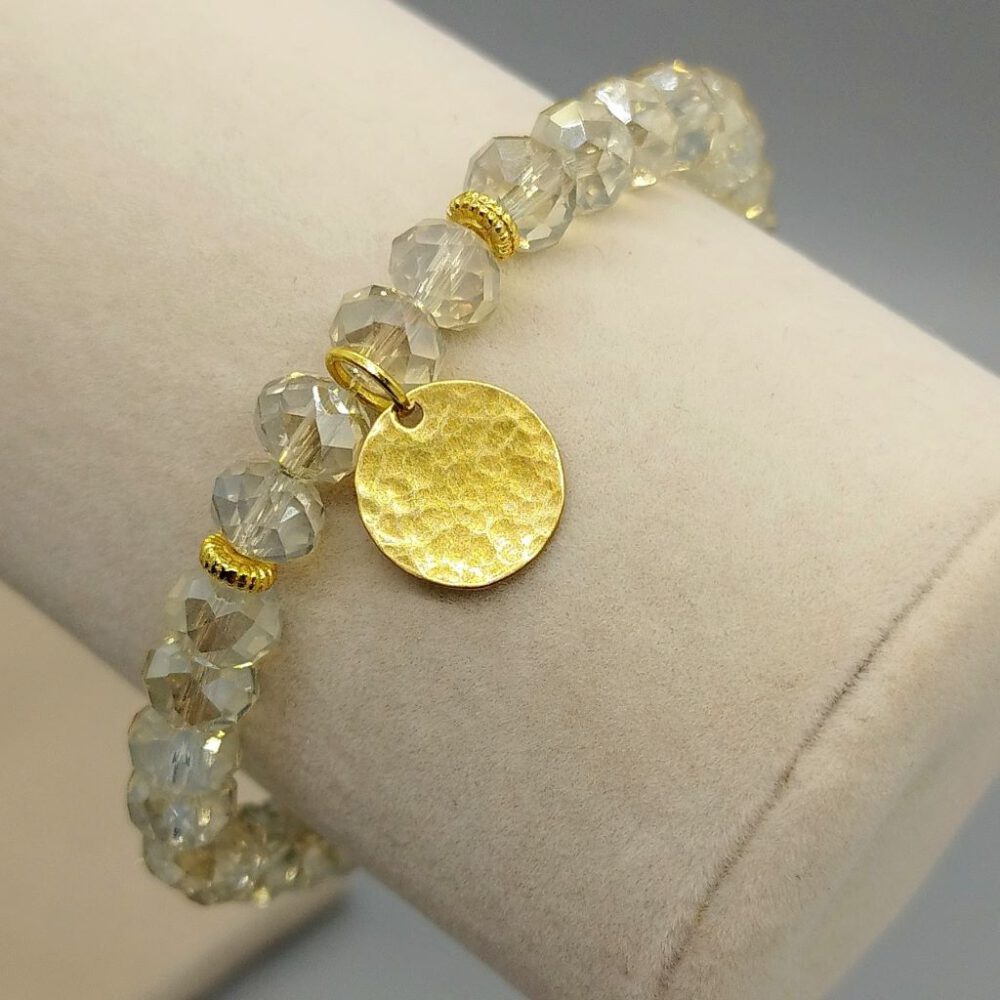 Detailaufnahme des gehämmerten Messing-Anhängers am Armband Kristall Armband mit Messing Anhänger