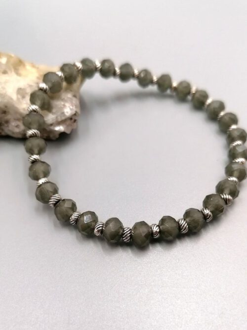 Handgefertigtes Armband mit grauen Kristallperlen und Tibetsilber Kristall Armband grau-silber, elastisch