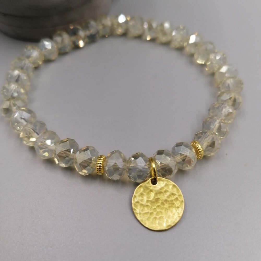 Handgefertigtes Stretch-Armband mit gold schimmernden Kristallperlen Kristall Armband mit Messing Anhänger