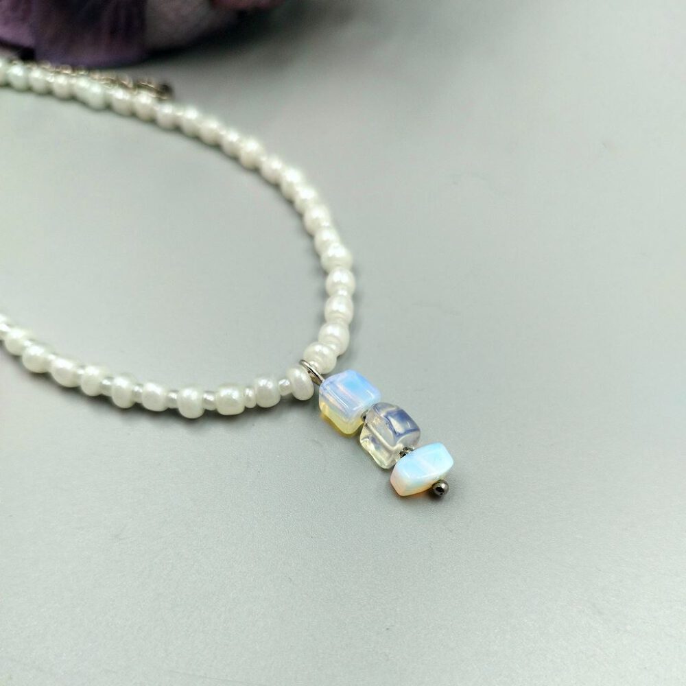 Anhänger aus Milchopalsplittern in Nahaufnahme mit Lichtreflexion Kette weiß-silber mit Milchopalsplitter
