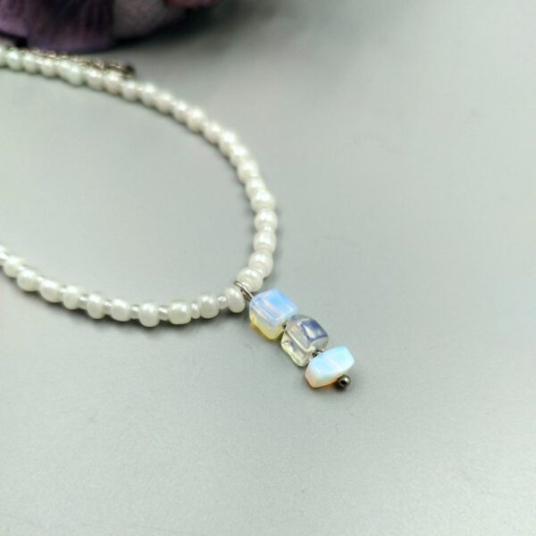 Kette weiß-silber mit Milchopalsplitter