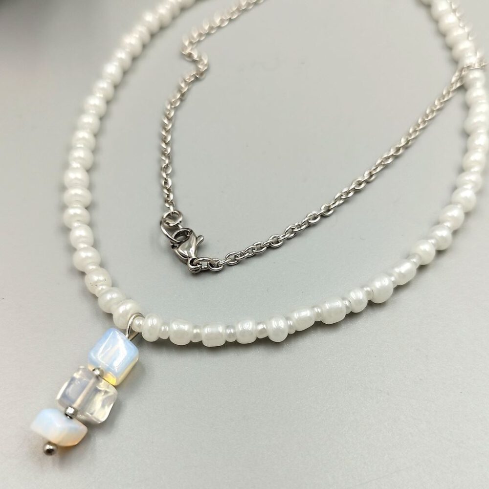 Detailaufnahme des Milchopal-Anhängers mit Edelstahlöse Kette weiß-silber mit Milchopalsplitter