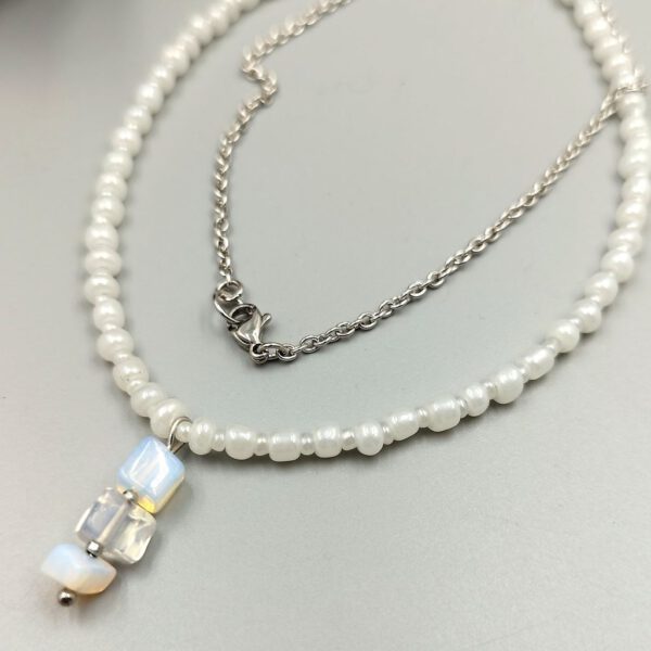 Kette weiß-silber mit Milchopalsplitter