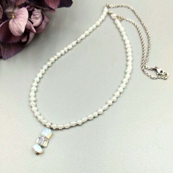Kette weiß-silber mit Milchopalsplitter