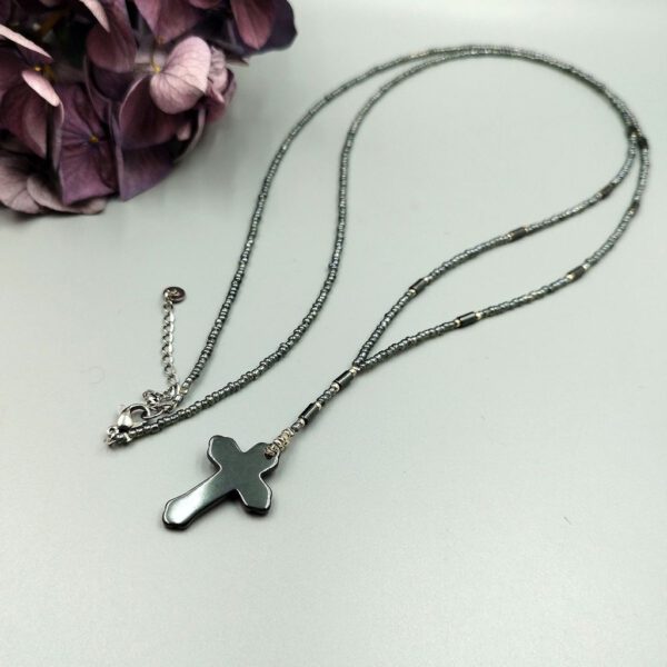 Y-Kette mit Hämatitkreuz grau silber