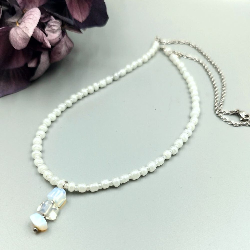 Handgefertigte Kette mit Milchopal-Anhänger & weißen Rocailles. Kette weiß-silber mit Milchopalsplitter