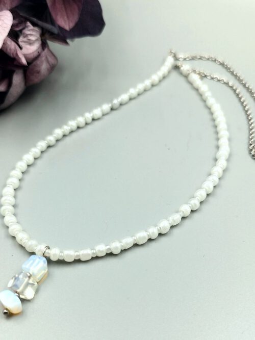 Kette weiß-silber mit Milchopalsplitter