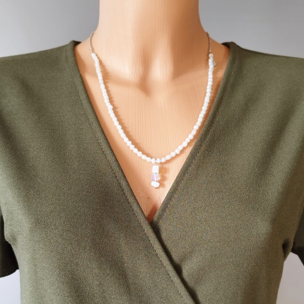 Kette auf Hals liegend getragenes Beispiel Kette weiß-silber mit Milchopalsplitter
