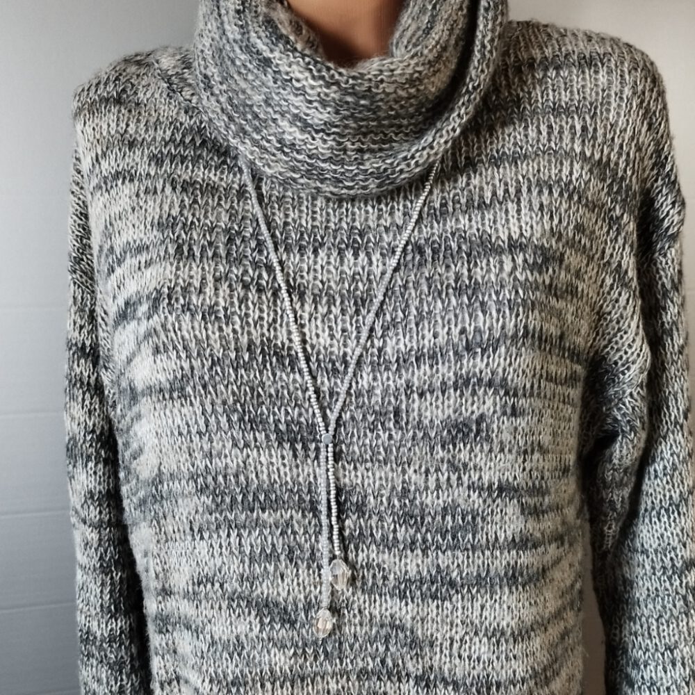 Lange Kette silber-grau mit Kristallen