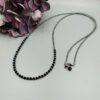 Schwarze Kette mit facettierten Kristallen