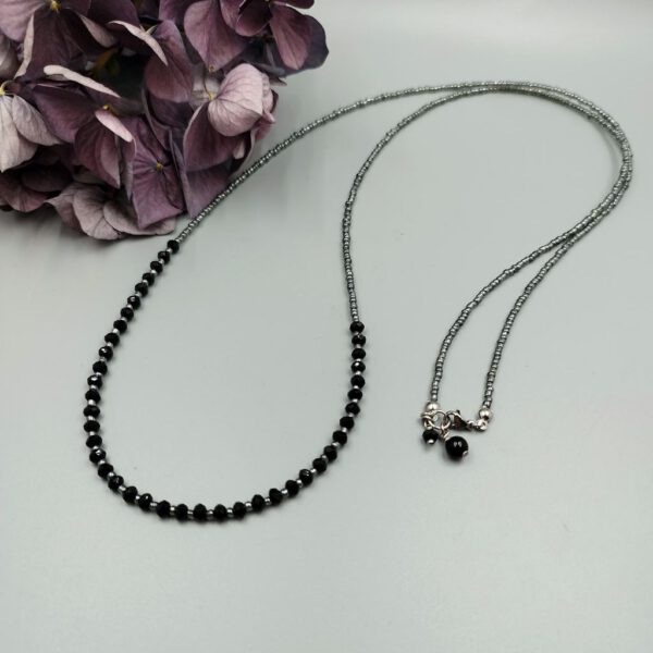 Schwarze Kette mit facettierten Kristallen