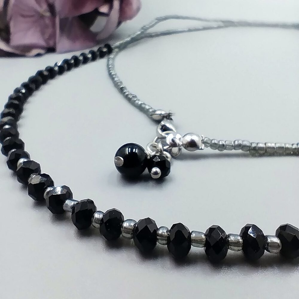 Detailansicht Onyxperle am Edelstahlverschluss Schwarze Kette mit facettierten Kristallen