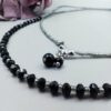 Schwarze Kette mit facettierten Kristallen