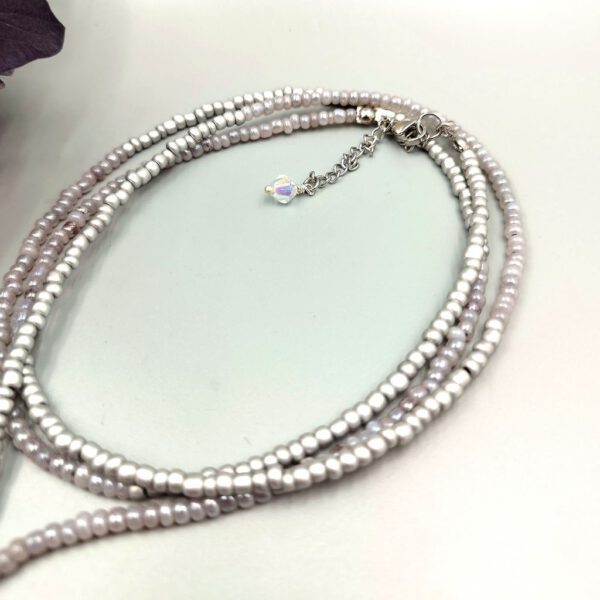 Lange Kette silber-grau mit Kristallen