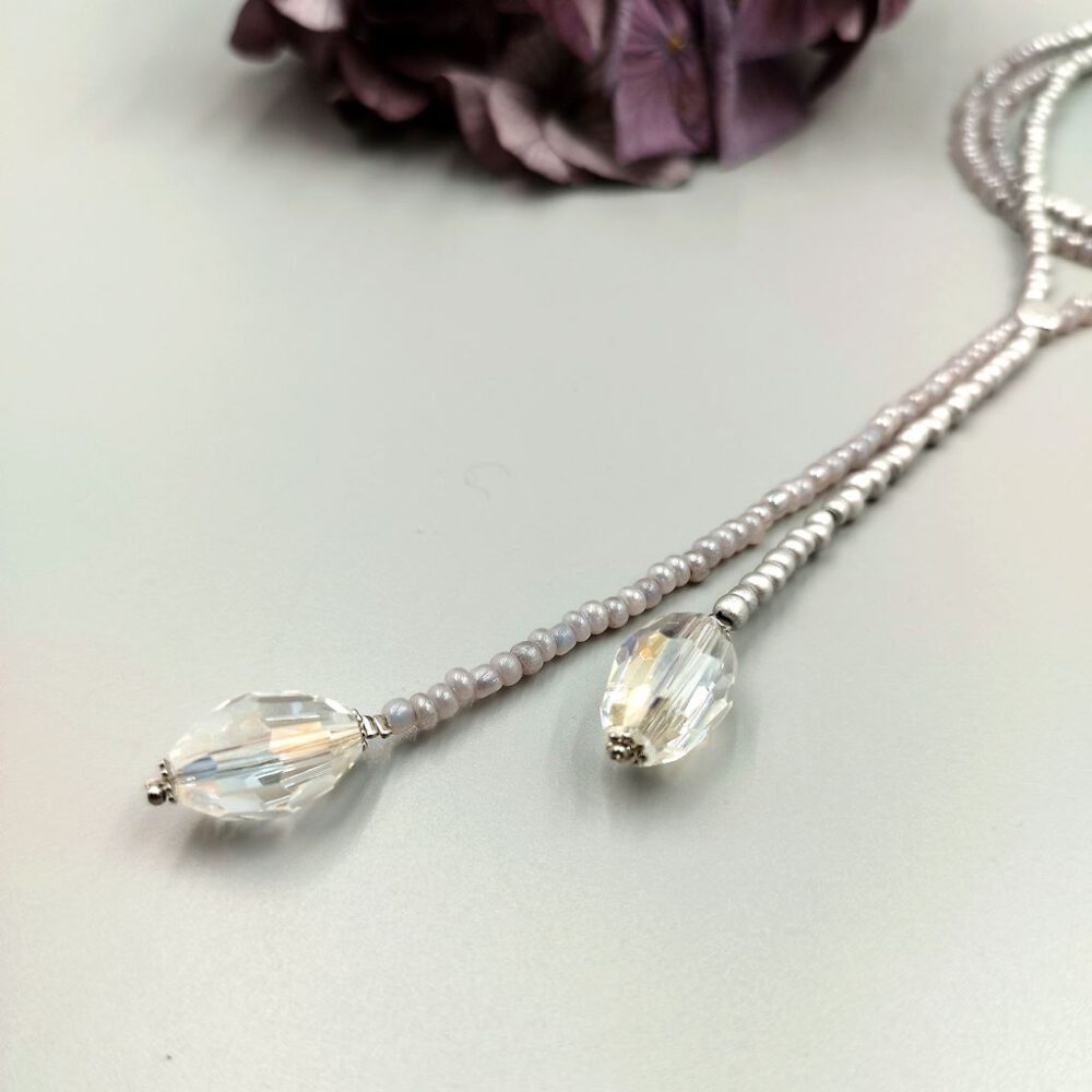 Lange Kette silber-grau mit Kristallen