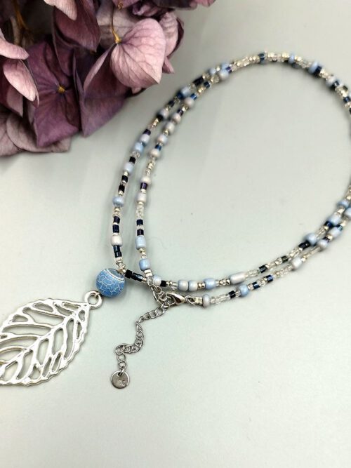 Handgefertigte Kette mit Achatperle, Blattanhänger und Rocailles Kette mit blauem Achat & Blattanhänger