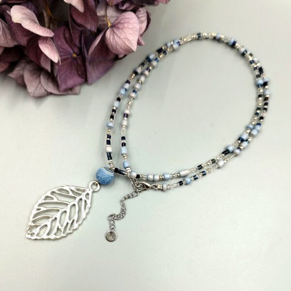 Kette mit blauem Achat & Blattanhänger