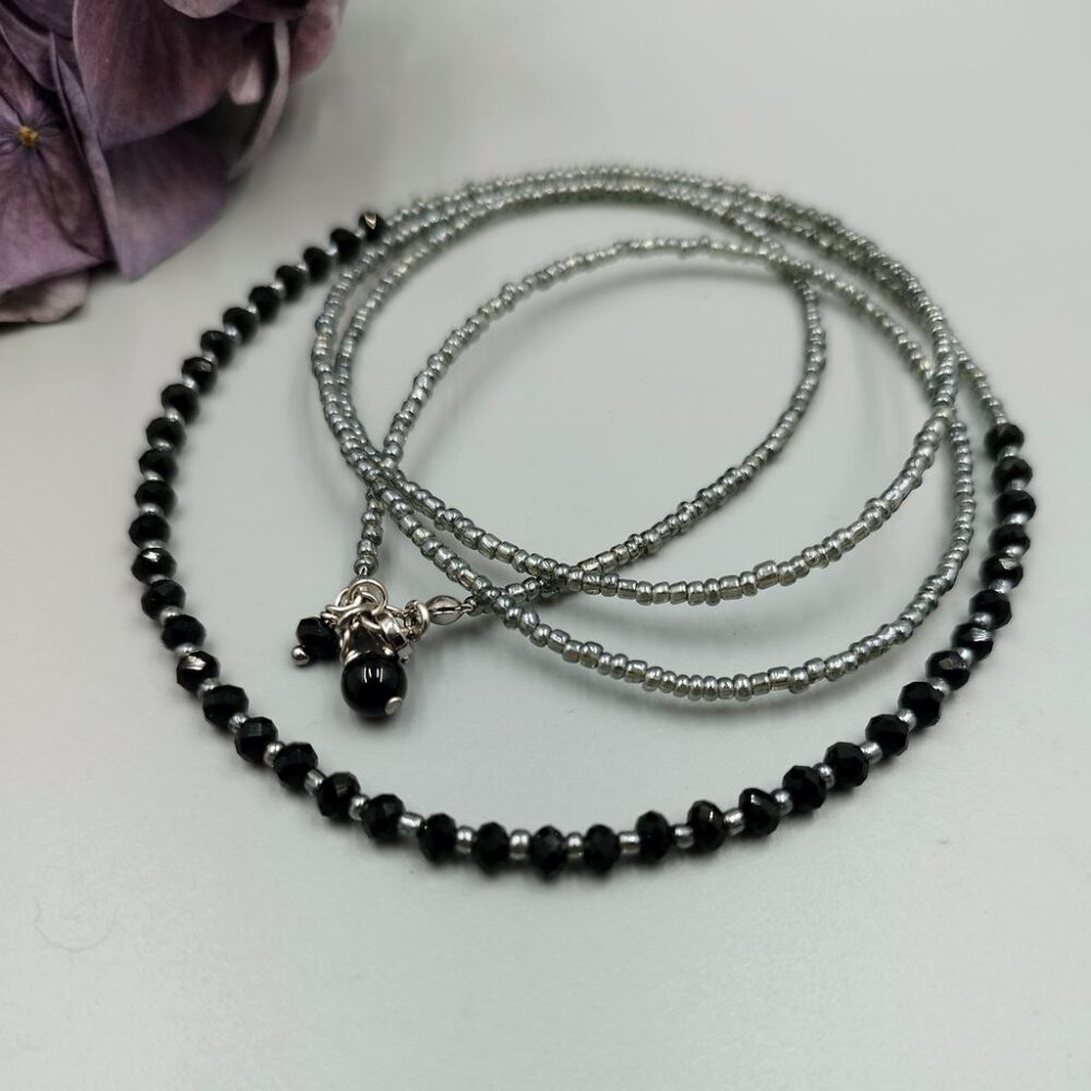 Handgefertigte Kette mit Onyx und Kristallrondellen in Schwarz-Grau Schwarze Kette mit facettierten Kristallen