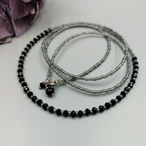Schwarze Kette mit facettierten Kristallen