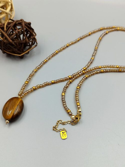 Handgefertigte Kette mit goldenen Rocailles und Tigerauge-Anhänger. Kette mit Tigerauge Anhänger