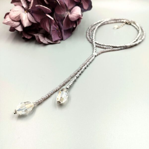 Lange Kette silber-grau mit Kristallen