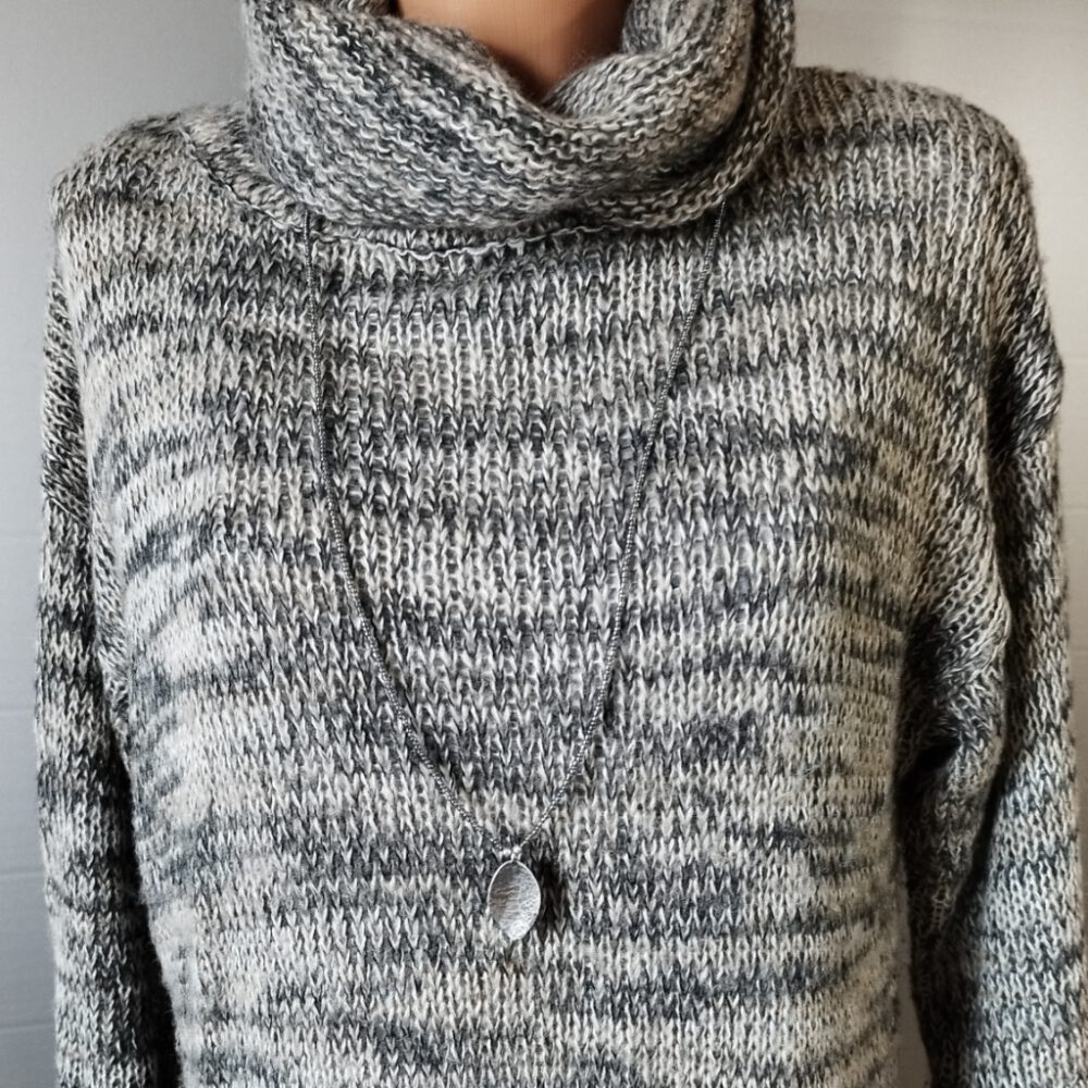 Kette grau gehämmerter Blatt-Anhänger