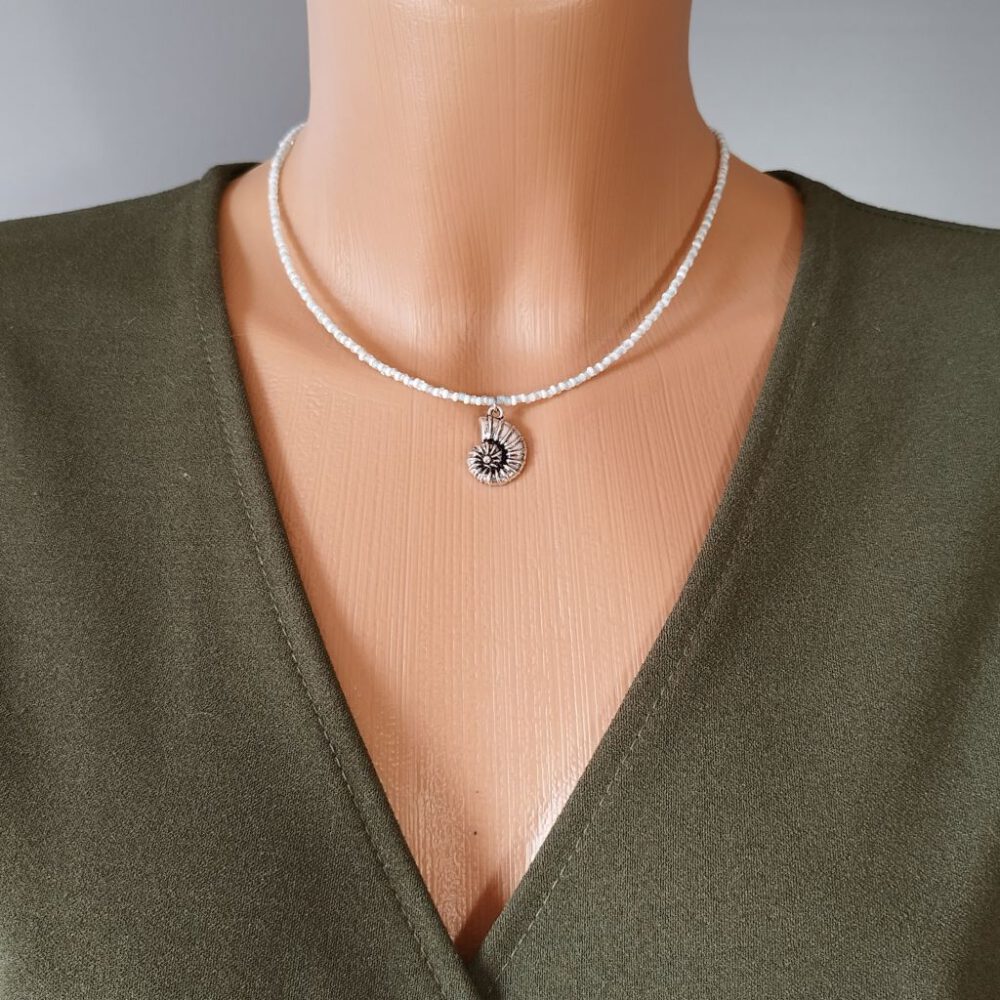 Zarte Muschelkette in Weiß & Pastell-Türkis