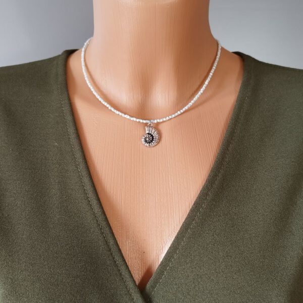 Zarte Muschelkette in Weiß & Pastell-Türkis