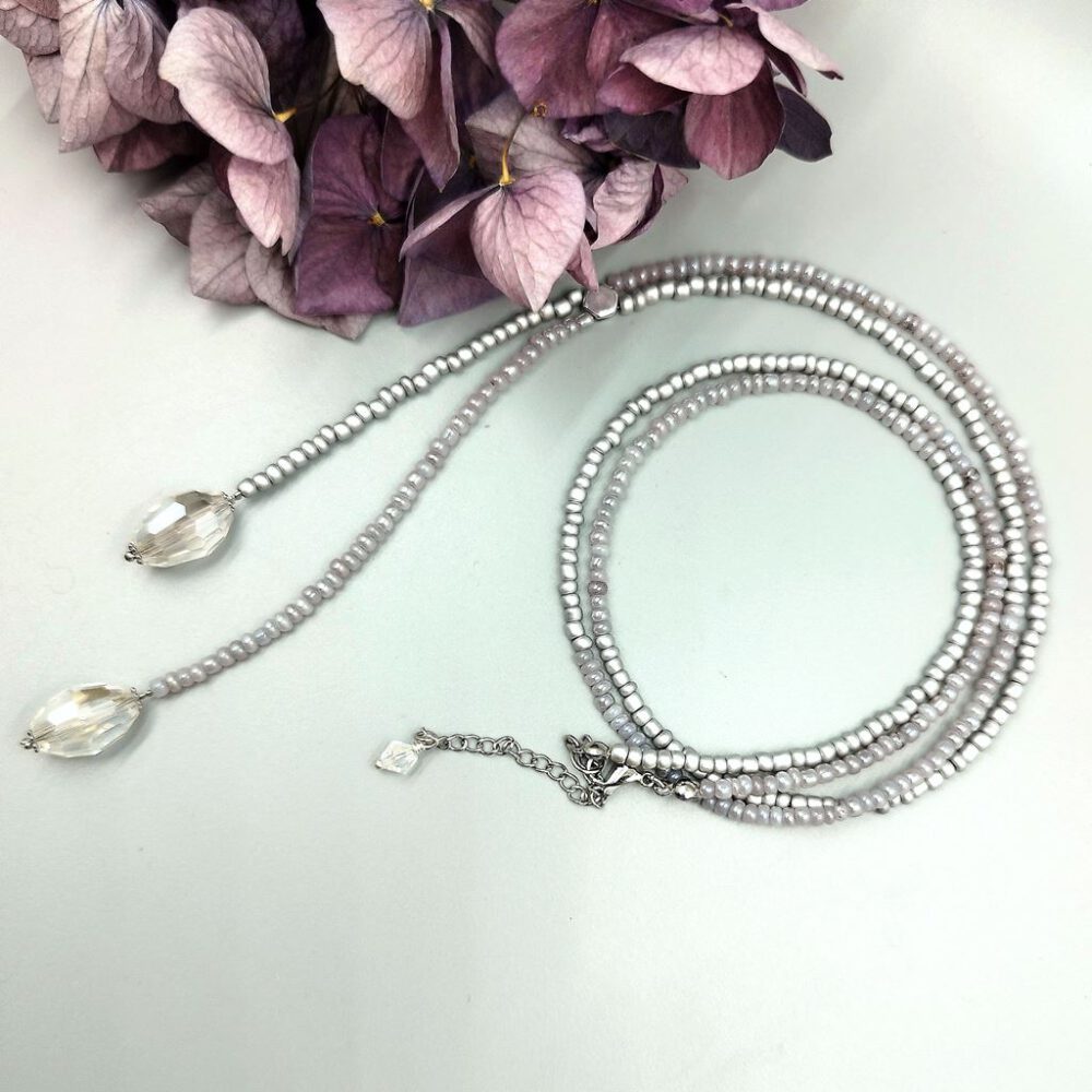 Lange Kette silber-grau mit Kristallen