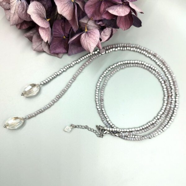Lange Kette silber-grau mit Kristallen