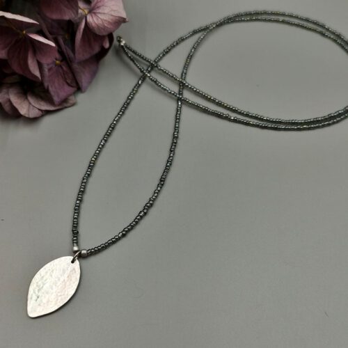 Kette grau gehämmerter Blatt-Anhänger