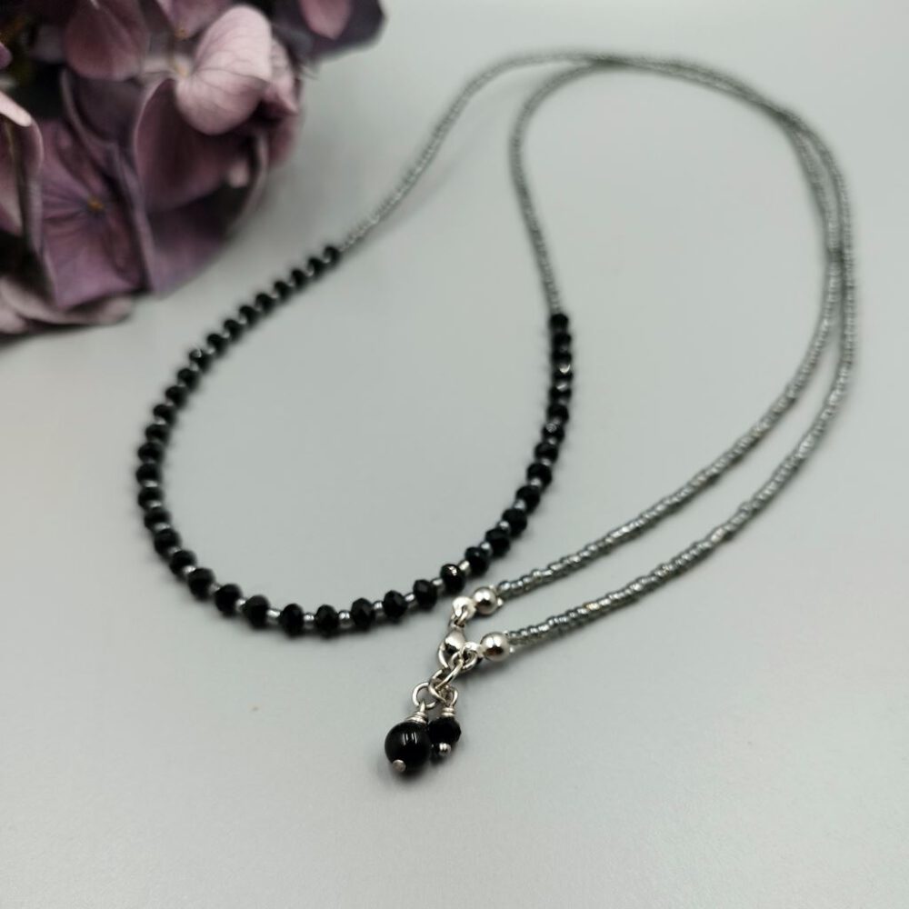Lange schwarze Kette mit facettierten Kristallen Schwarze Kette mit facettierten Kristallen