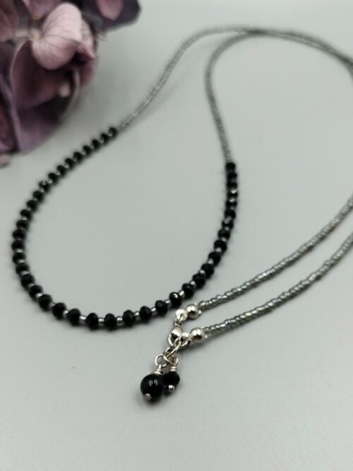 Schwarze Kette mit facettierten Kristallen