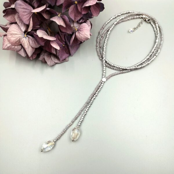Lange Kette silber-grau mit Kristallen